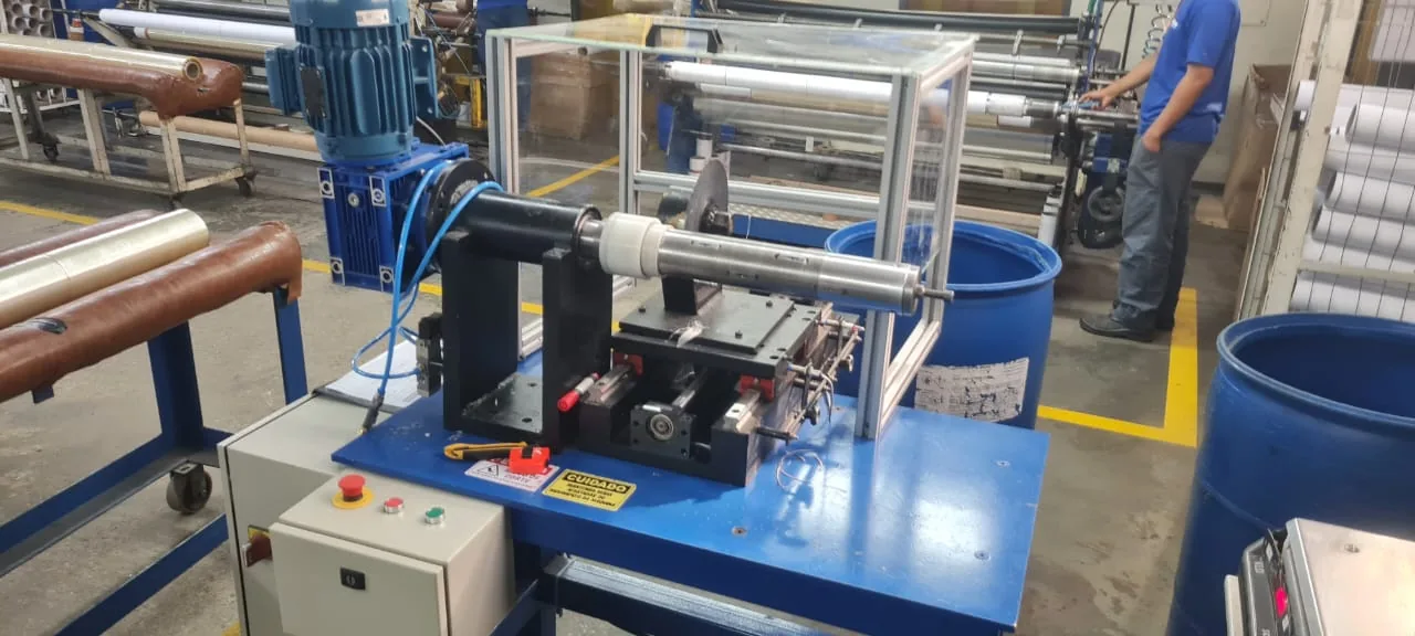 Máquina industrial com proteção transparente