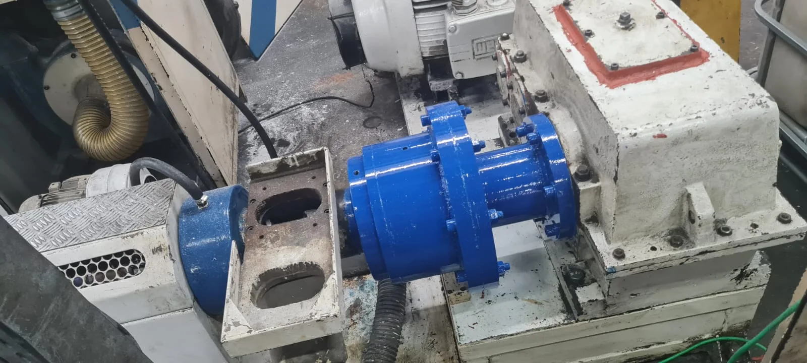 Conjunto mecânico pintado instalado em equipamento