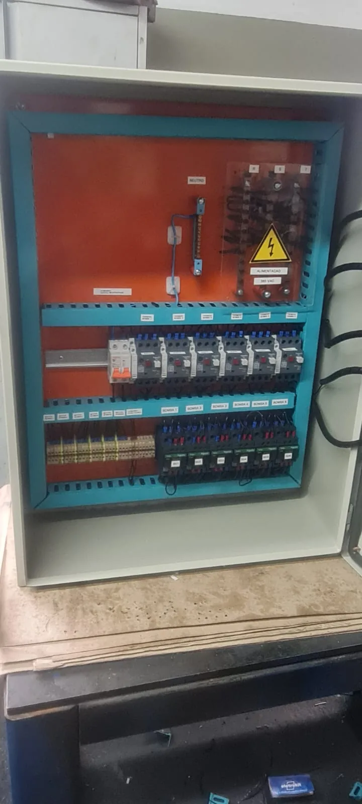 Painel de comando industrial aberto