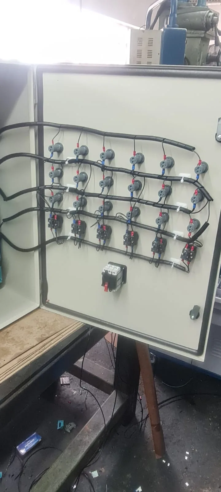 Fiação interna em porta de painel elétrico