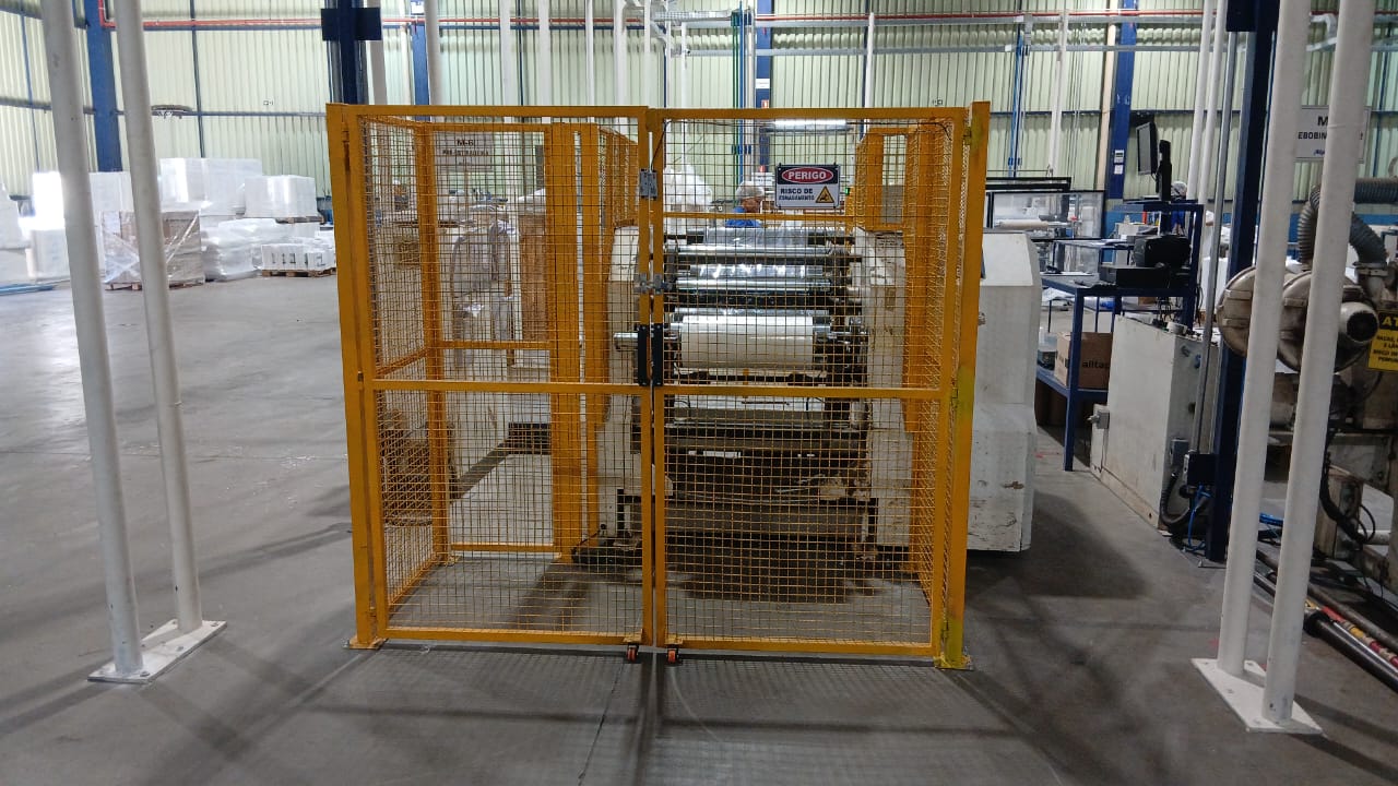 Máquina industrial com proteção para adequação NR-12